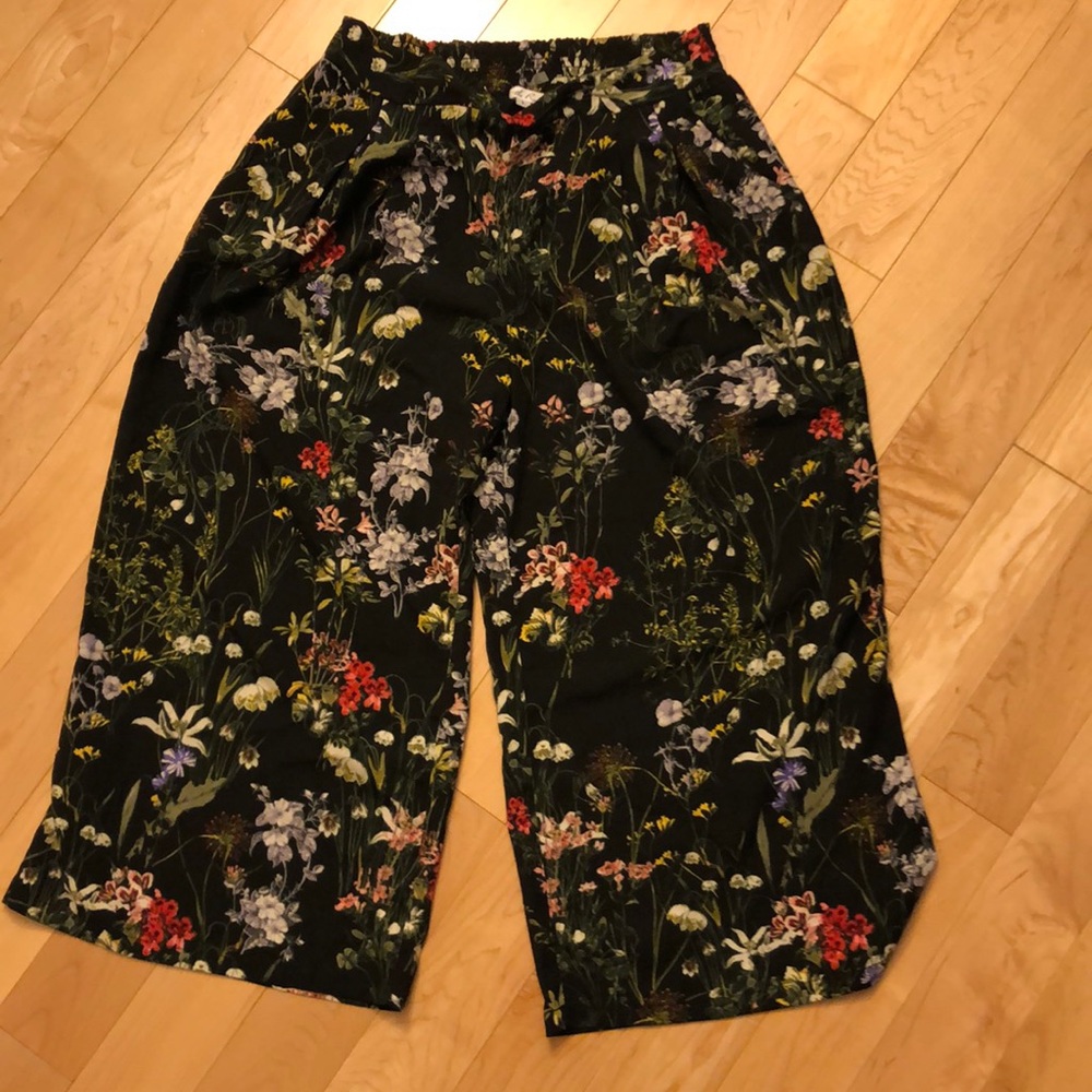 NWOT Pull on light pants.
